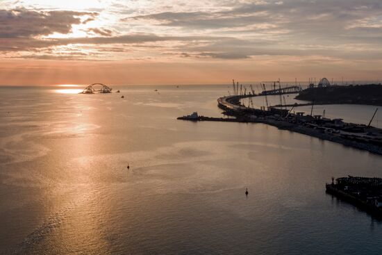 Car traffic arch installed on Kerch Strait Bridge