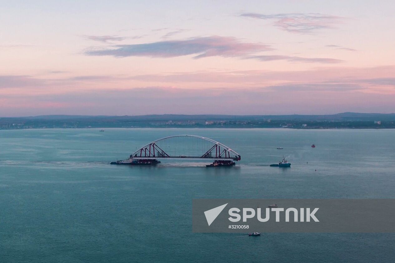 Car traffic arch installed on Kerch Strait Bridge