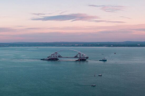 Car traffic arch installed on Kerch Strait Bridge
