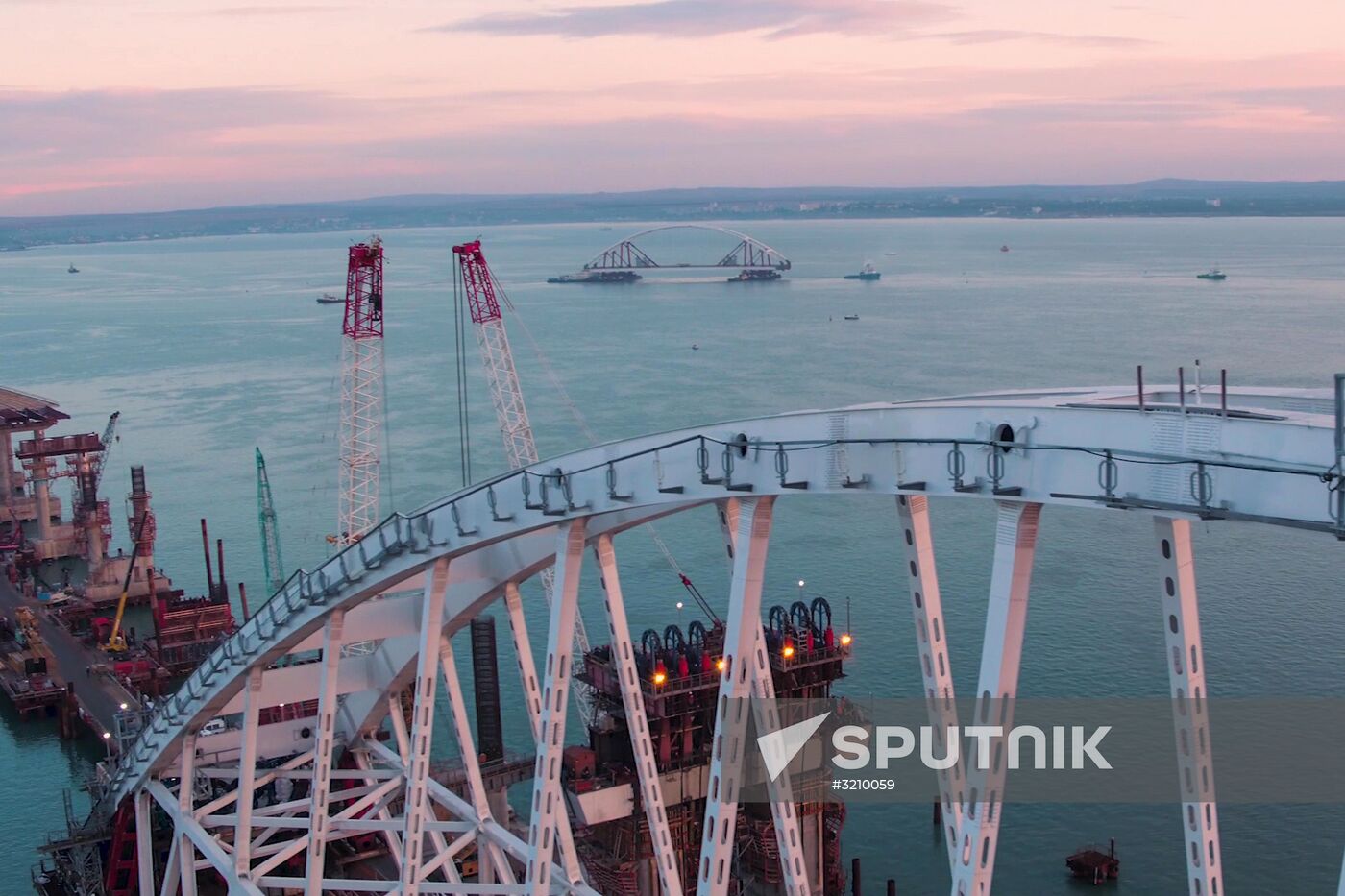 Car traffic arch installed on Kerch Strait Bridge