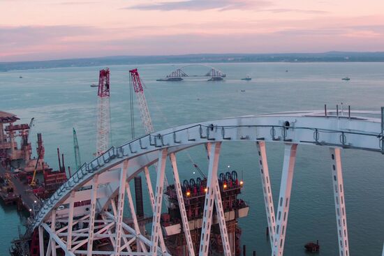Car traffic arch installed on Kerch Strait Bridge