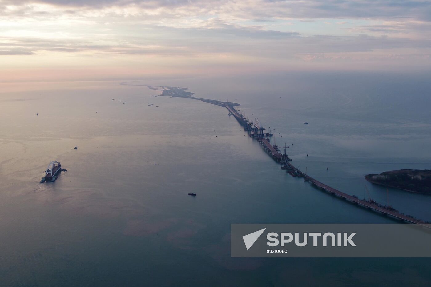 Car traffic arch installed on Kerch Strait Bridge