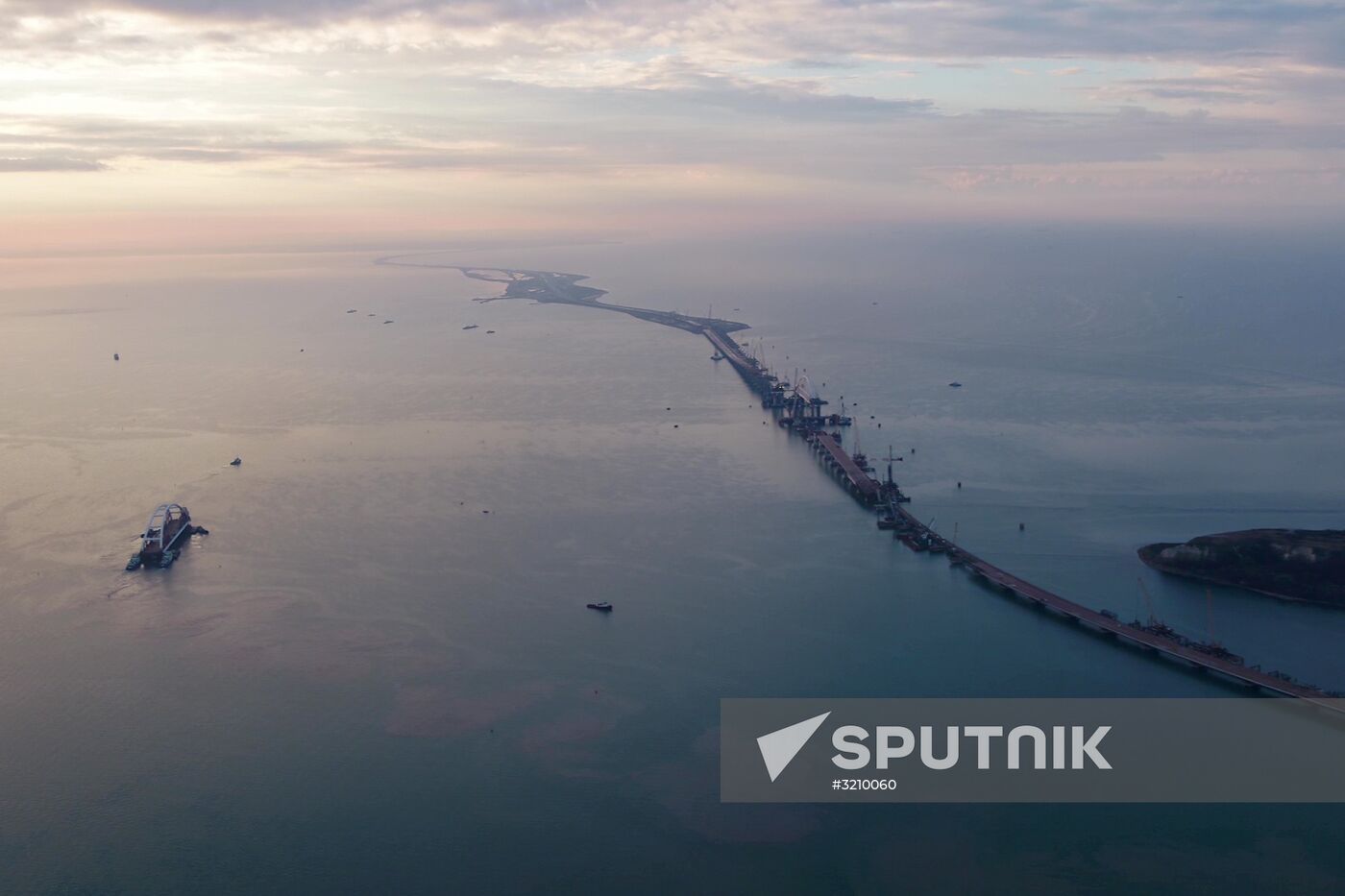 Car traffic arch installed on Kerch Strait Bridge