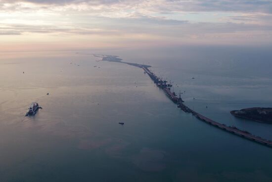 Car traffic arch installed on Kerch Strait Bridge
