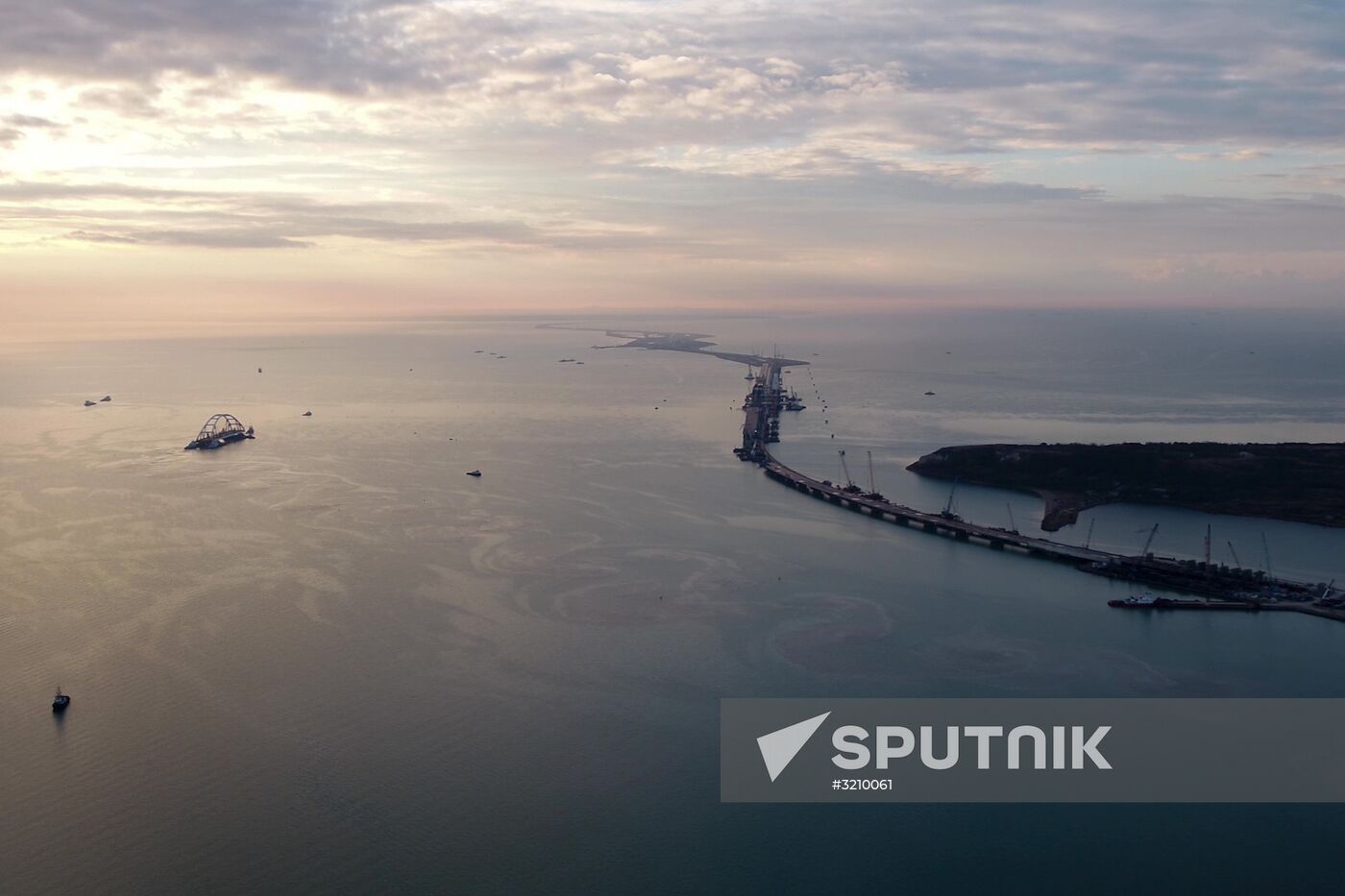 Car traffic arch installed on Kerch Strait Bridge