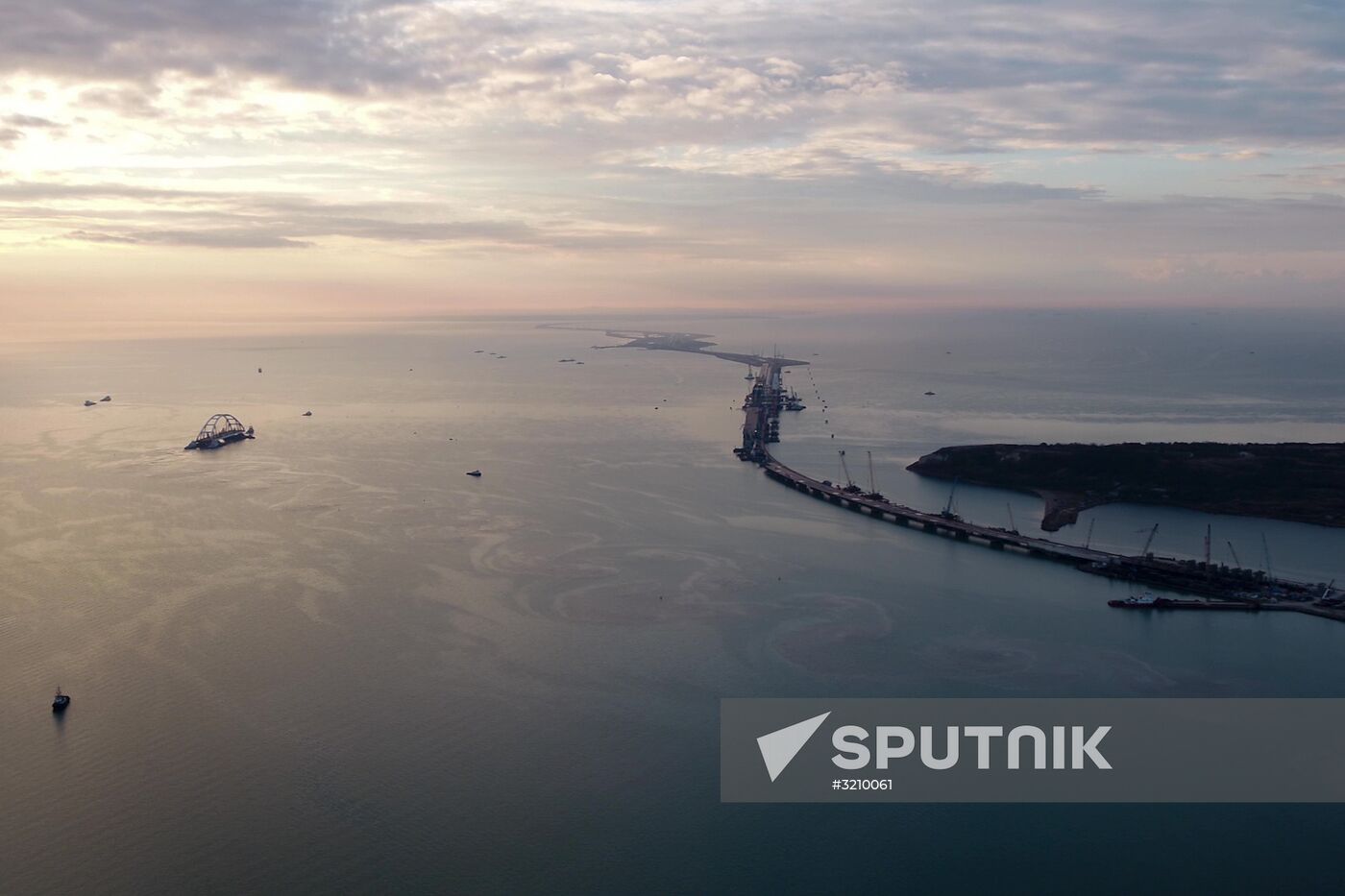 Car traffic arch installed on Kerch Strait Bridge