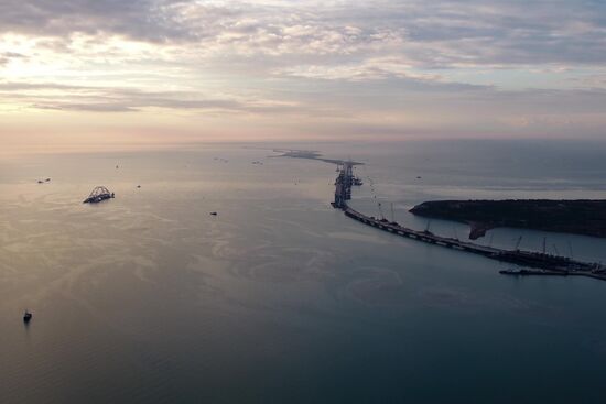 Car traffic arch installed on Kerch Strait Bridge