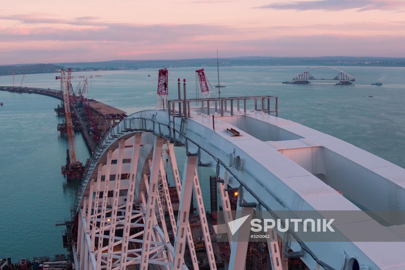 Car traffic arch installed on Kerch Strait Bridge