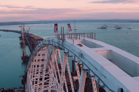 Car traffic arch installed on Kerch Strait Bridge