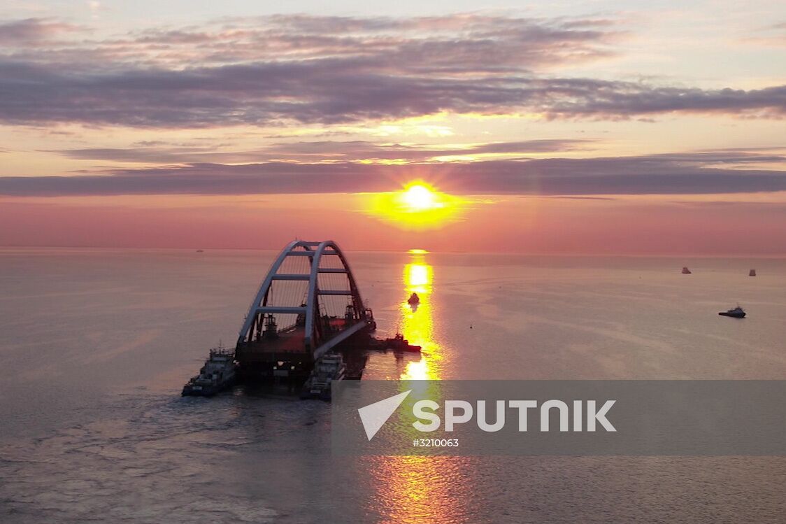 Car traffic arch installed on Kerch Strait Bridge