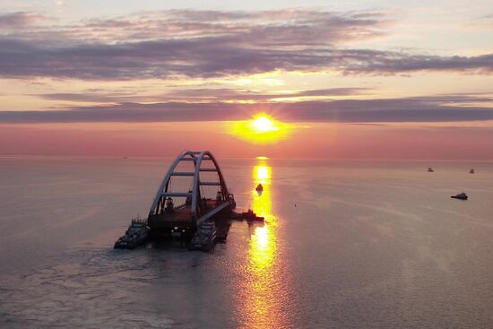 Car traffic arch installed on Kerch Strait Bridge