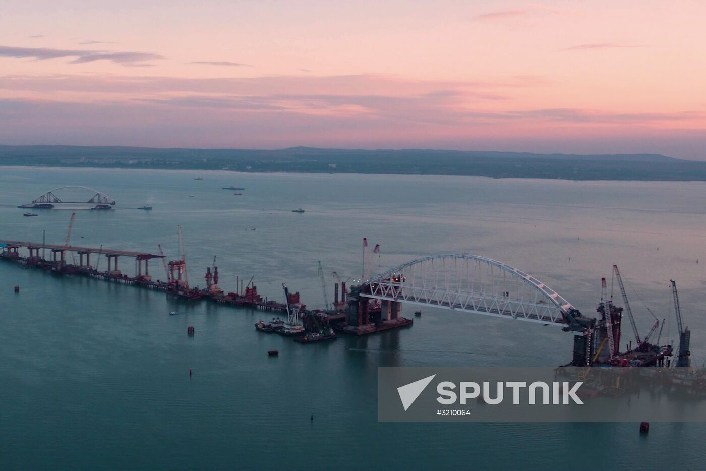 Car traffic arch installed on Kerch Strait Bridge