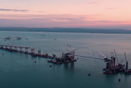 Car traffic arch installed on Kerch Strait Bridge