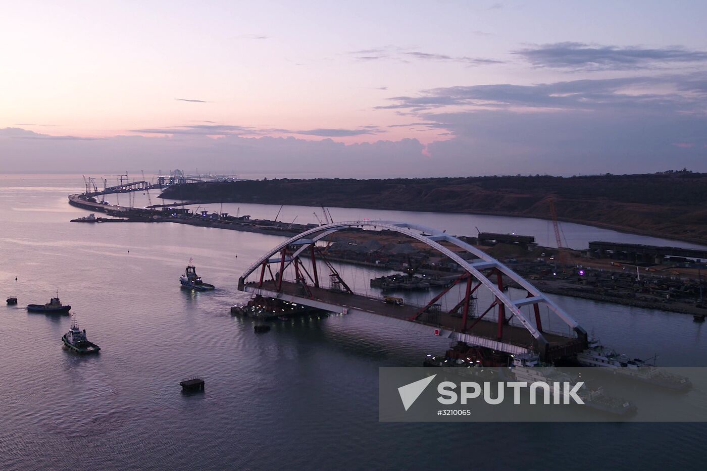 Car traffic arch installed on Kerch Strait Bridge
