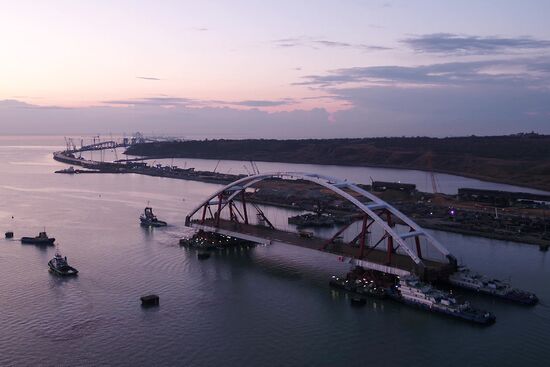 Car traffic arch installed on Kerch Strait Bridge