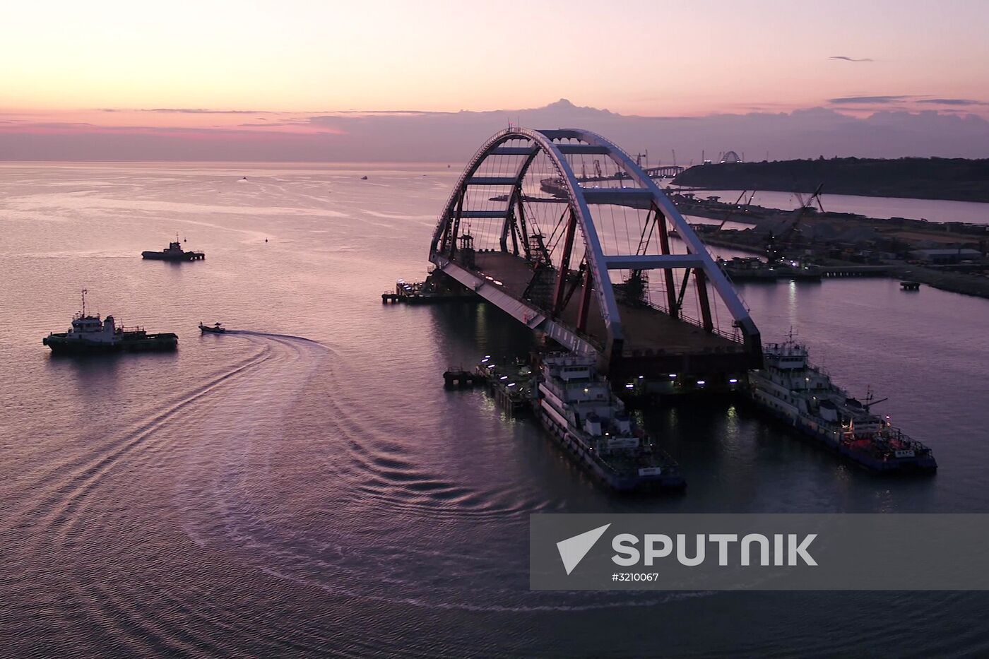 Car traffic arch installed on Kerch Strait Bridge