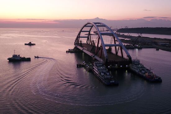 Car traffic arch installed on Kerch Strait Bridge