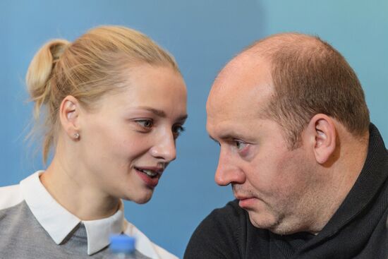 News conference with cast and crew of The Last Warrior