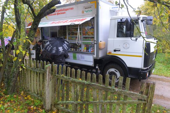 Buying goods from food truck in Belarus