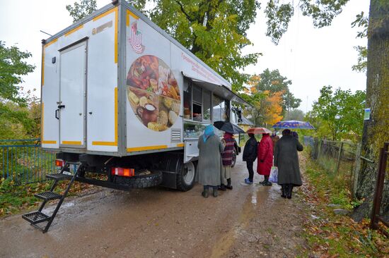Buying goods from food truck in Belarus