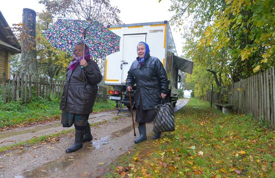 Buying goods from food truck in Belarus