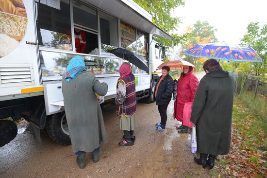 Buying goods from food truck in Belarus