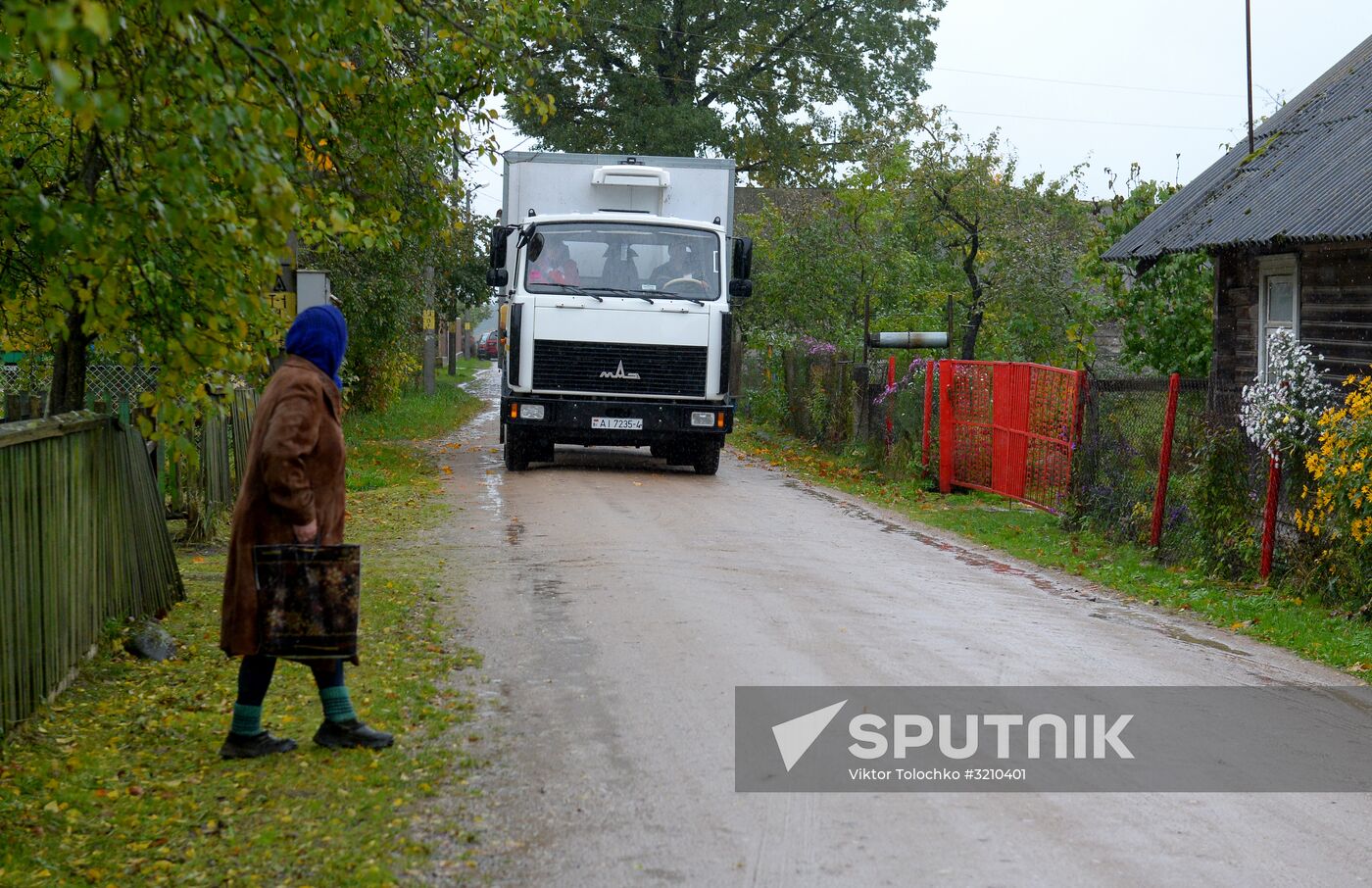 Buying goods from food truck in Belarus