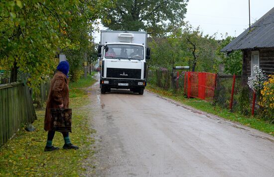 Buying goods from food truck in Belarus