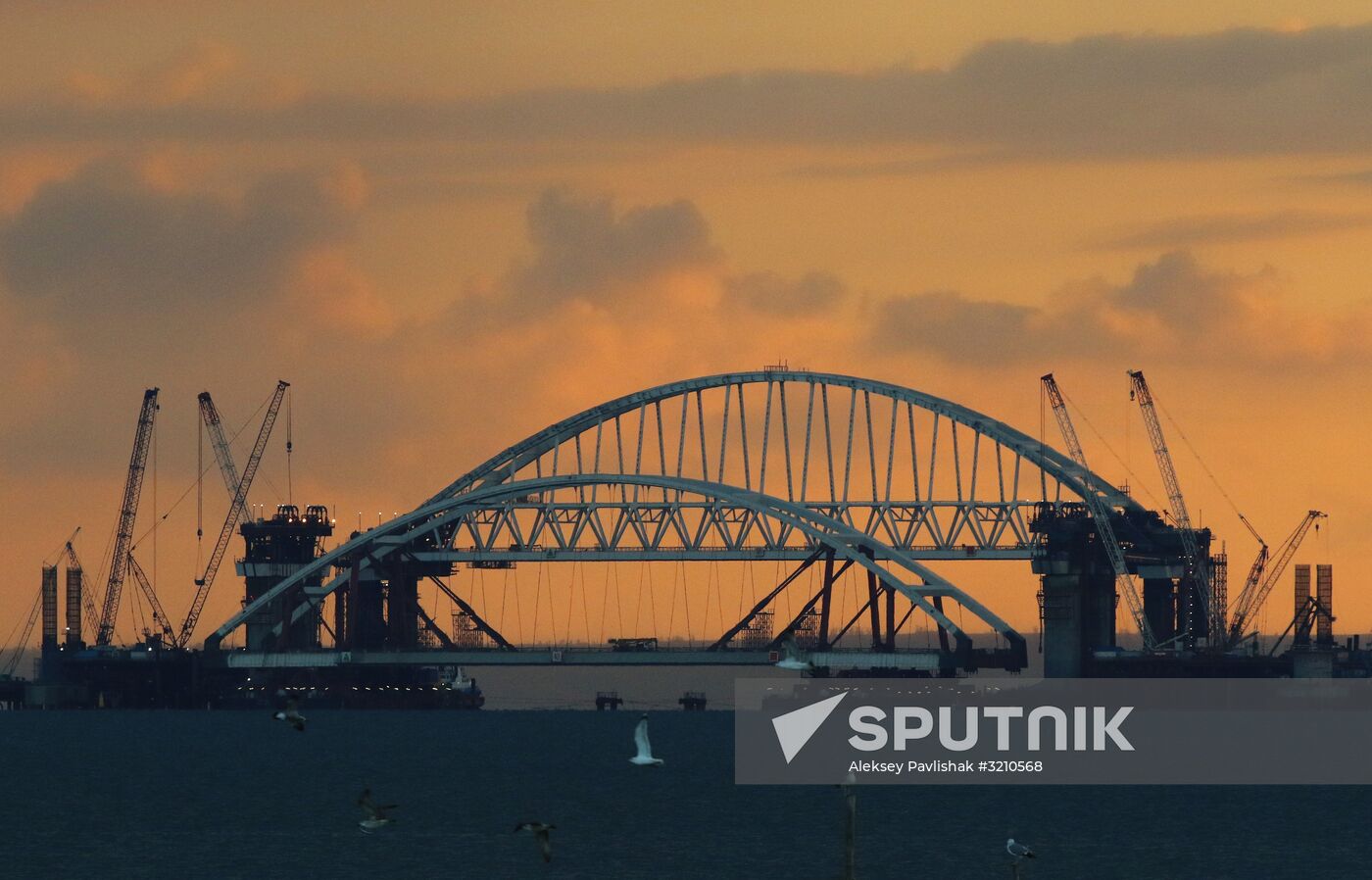 Car traffic arch installed on Kerch Strait Bridge