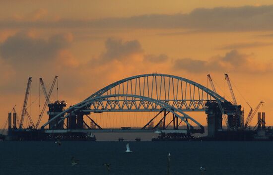 Car traffic arch installed on Kerch Strait Bridge