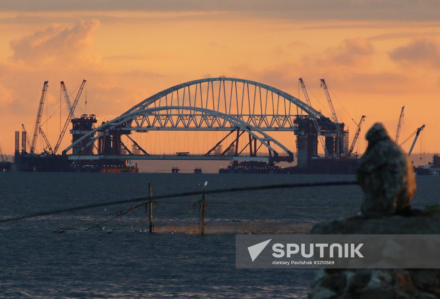 Car traffic arch installed on Kerch Strait Bridge