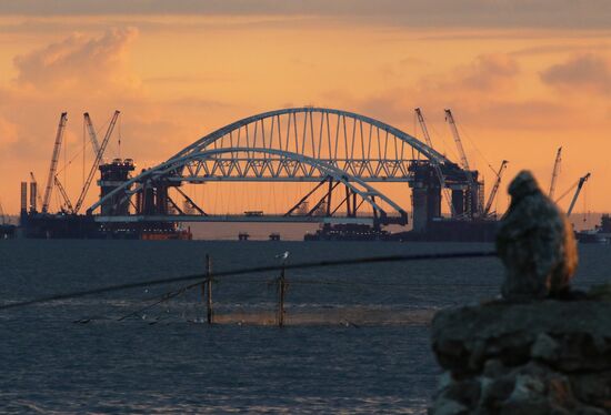 Car traffic arch installed on Kerch Strait Bridge