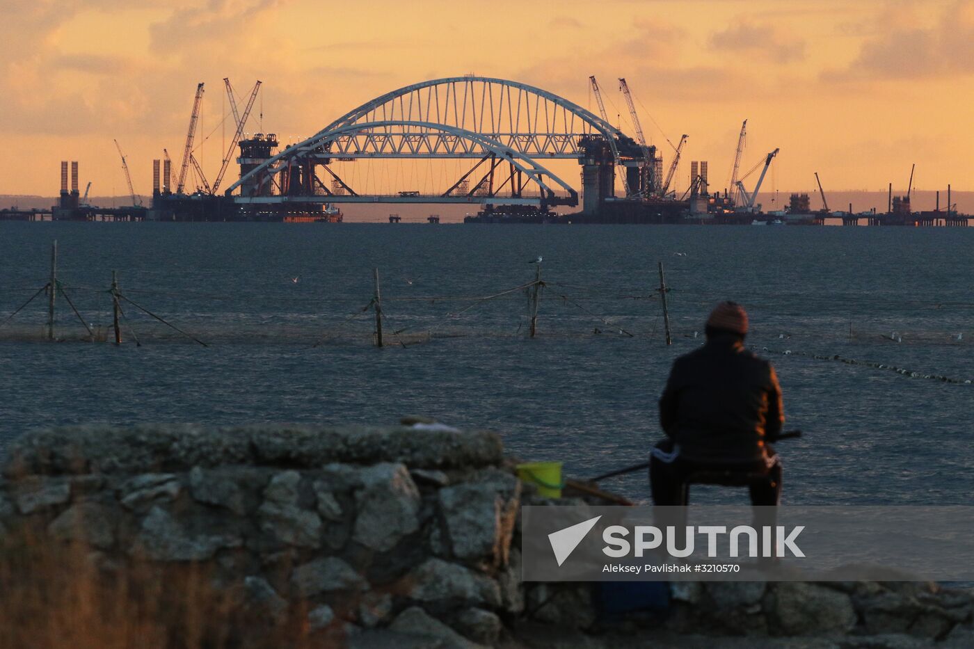 Car traffic arch installed on Kerch Strait Bridge