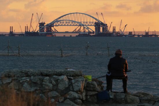 Car traffic arch installed on Kerch Strait Bridge