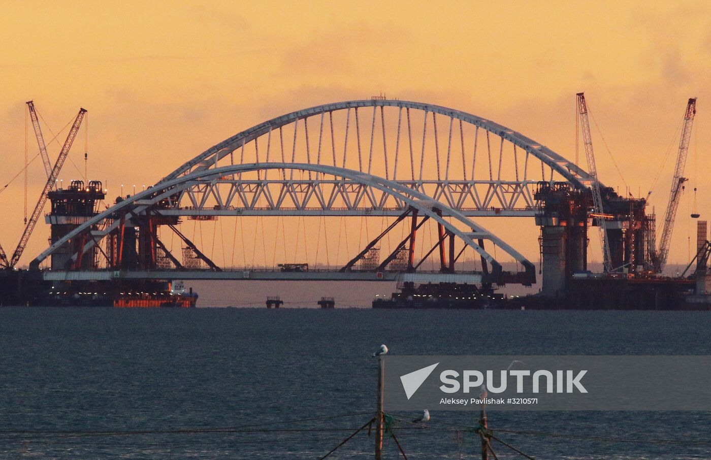 Car traffic arch installed on Kerch Strait Bridge