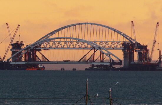 Car traffic arch installed on Kerch Strait Bridge