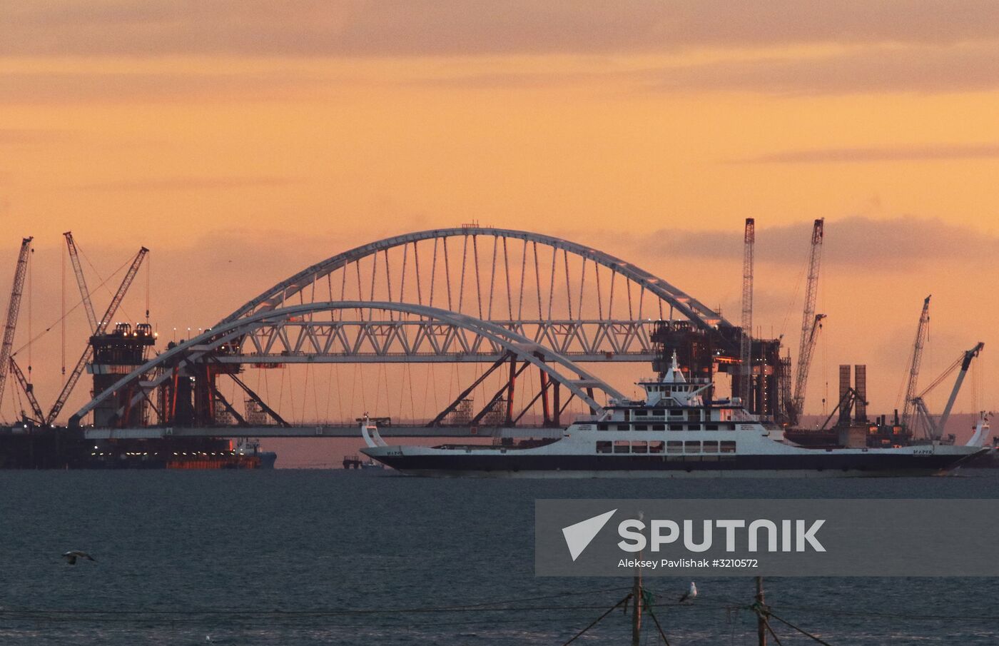 Car traffic arch installed on Kerch Strait Bridge