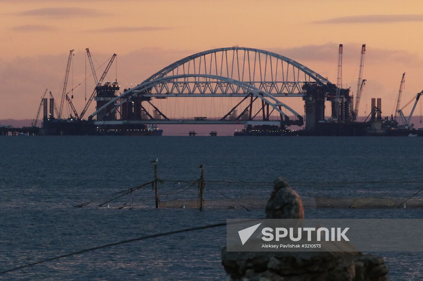 Car traffic arch installed on Kerch Strait Bridge