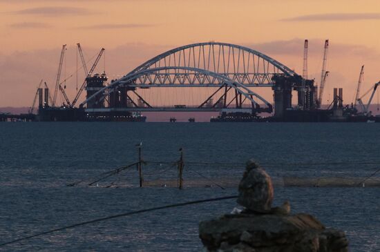Car traffic arch installed on Kerch Strait Bridge