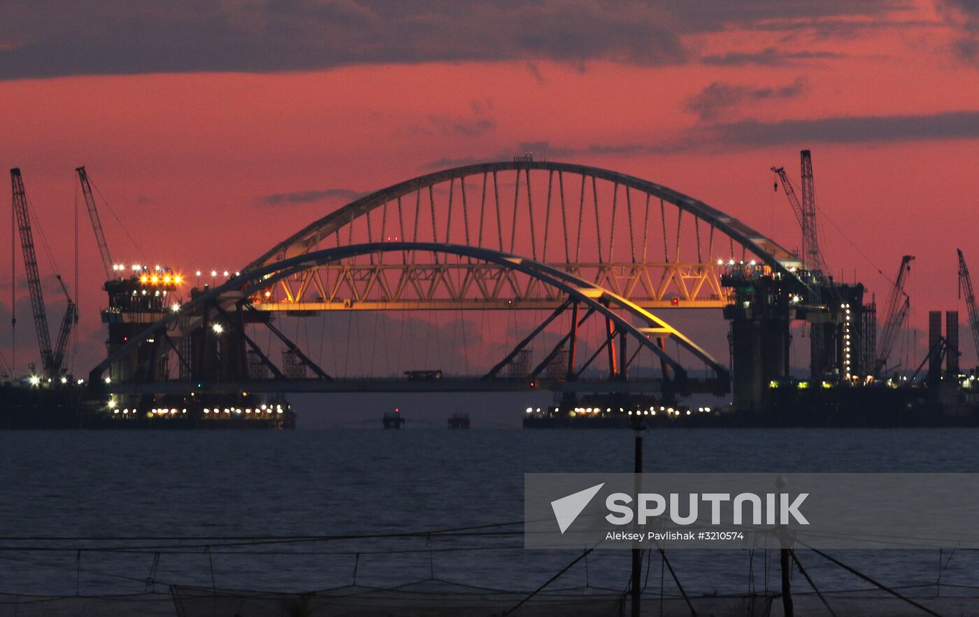 Car traffic arch installed on Kerch Strait Bridge