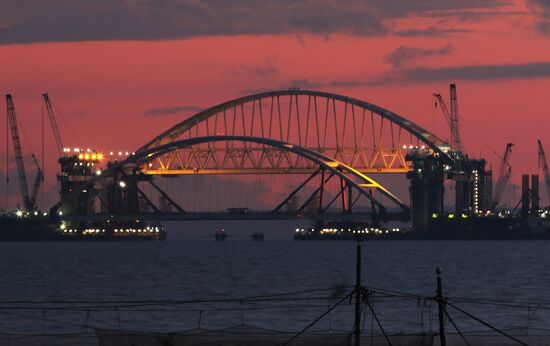 Car traffic arch installed on Kerch Strait Bridge