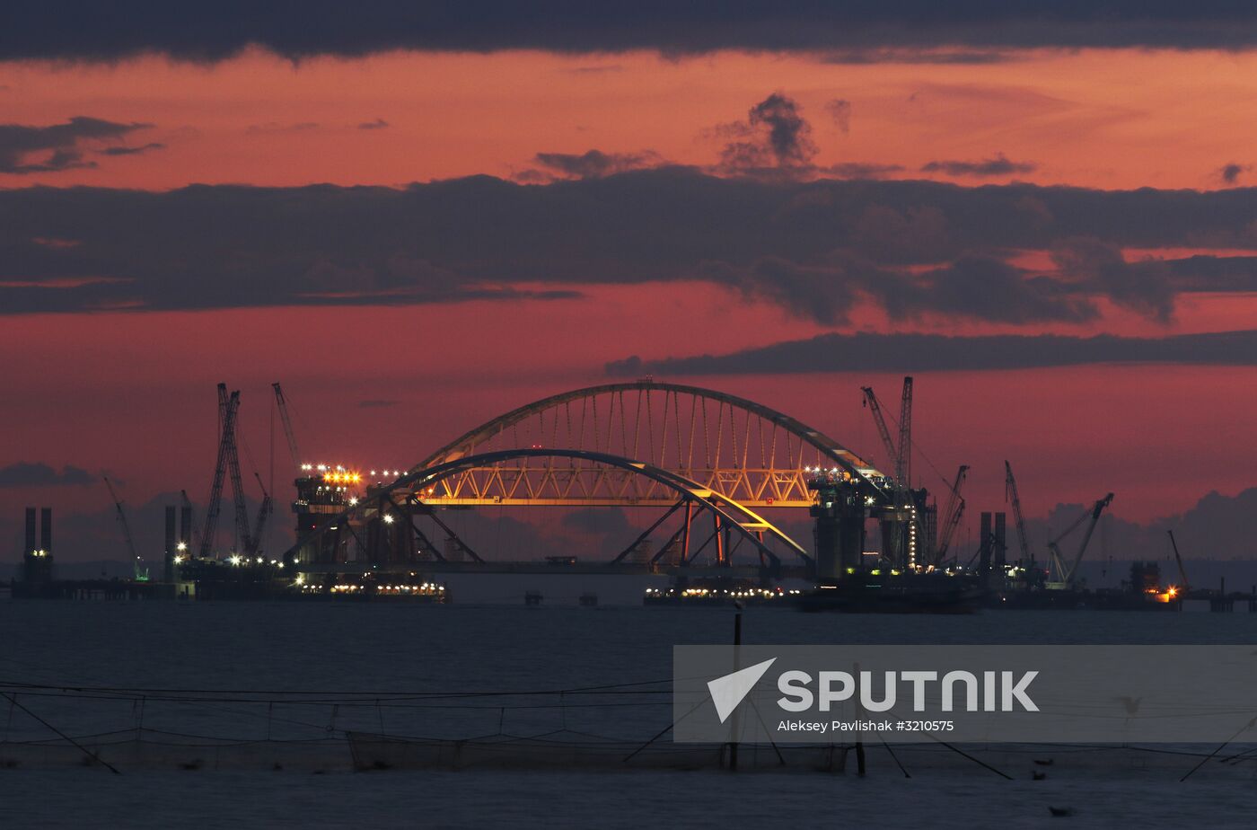 Car traffic arch installed on Kerch Strait Bridge
