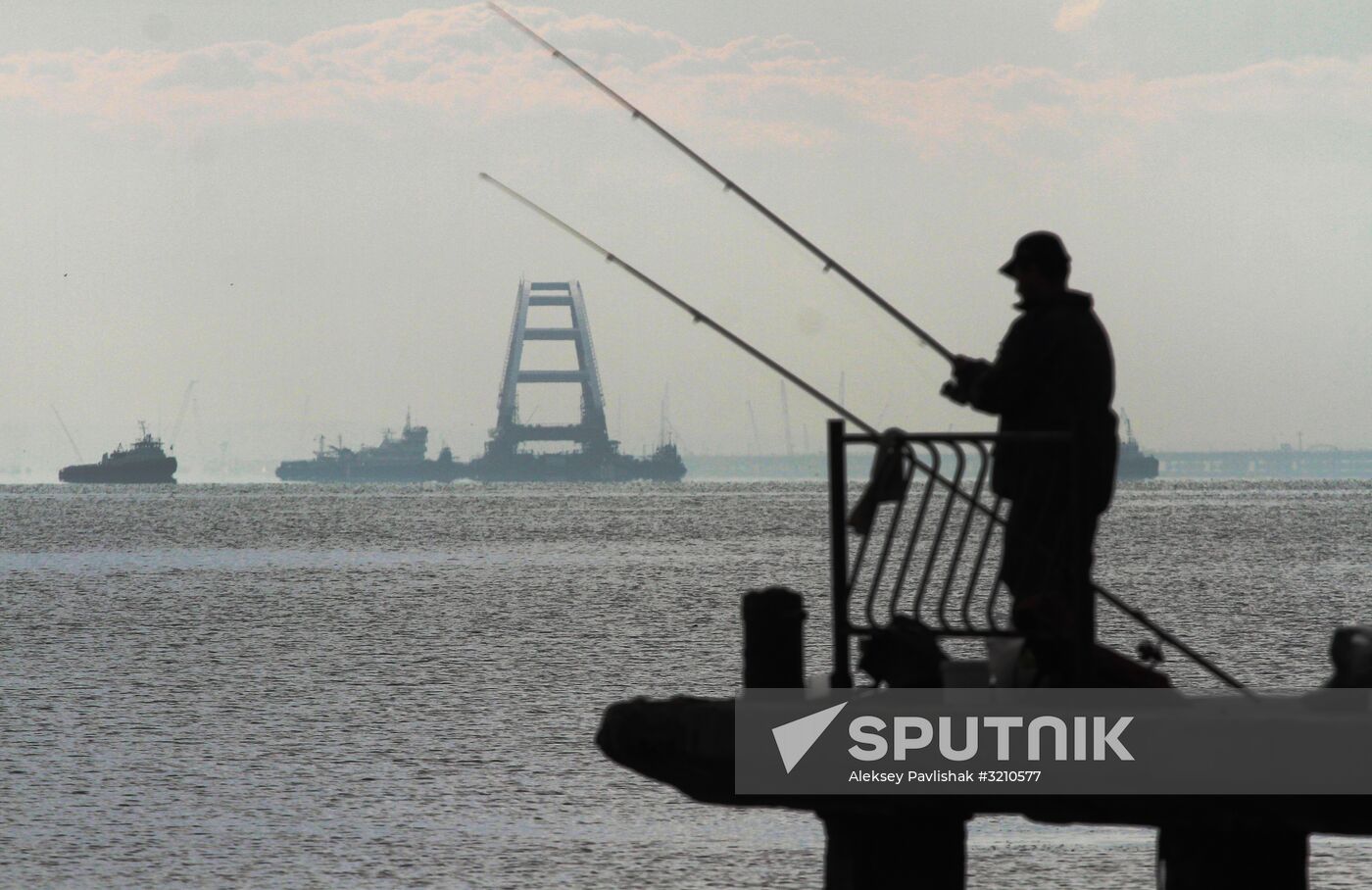 Car traffic arch installed on Kerch Strait Bridge
