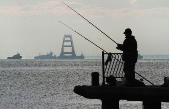 Car traffic arch installed on Kerch Strait Bridge