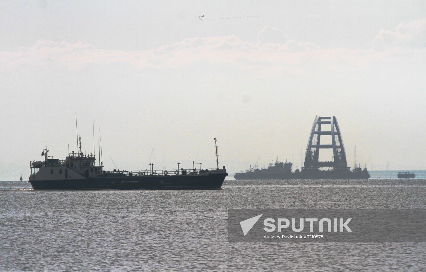 Car traffic arch installed on Kerch Strait Bridge