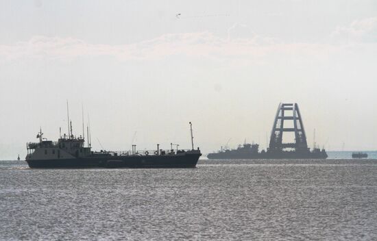 Car traffic arch installed on Kerch Strait Bridge