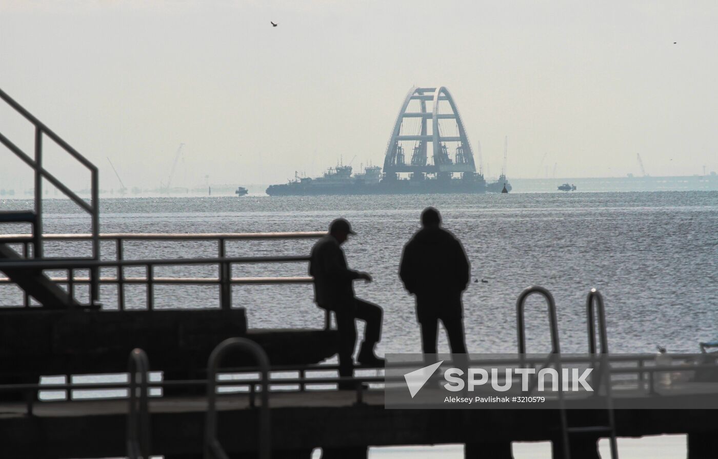 Car traffic arch installed on Kerch Strait Bridge