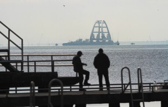 Car traffic arch installed on Kerch Strait Bridge