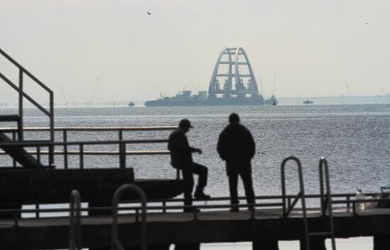 Car traffic arch installed on Kerch Strait Bridge