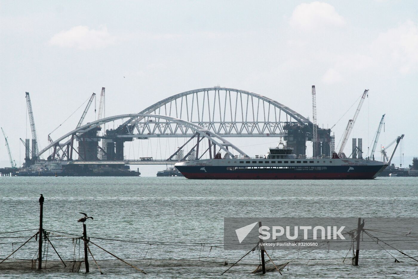 Car traffic arch installed on Kerch Strait Bridge